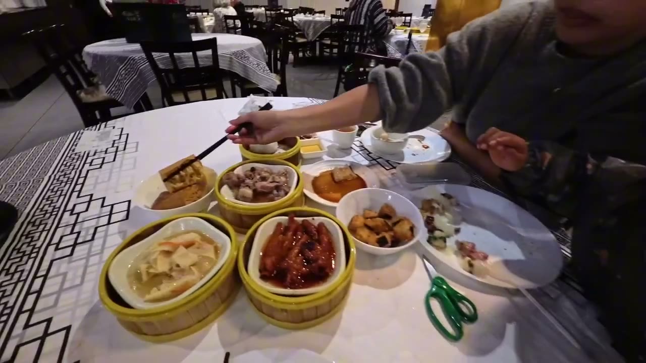 A table of dim sum in Toronto: chicken feet, tripe, spare ribs and fried tofu in steamer baskets